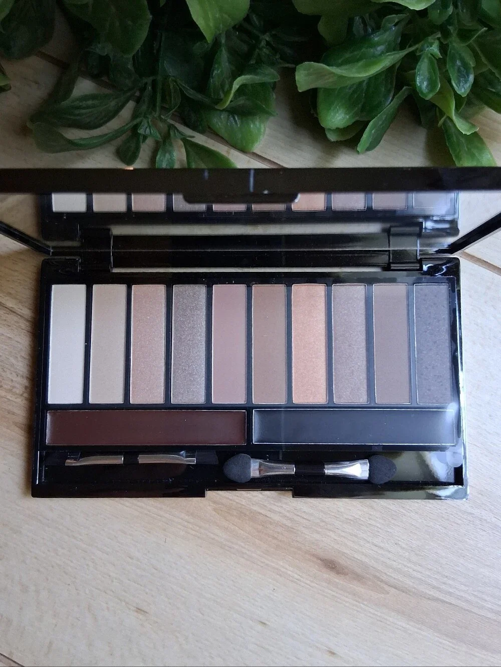 NIB Macy's Eyeshadow Palette With Warm & Neutral Colors.